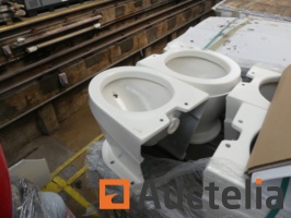 4-train-toilets-1285505G.jpg