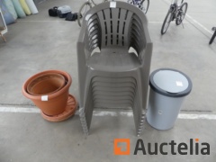 Chaises de terrasse, poubelle, pots